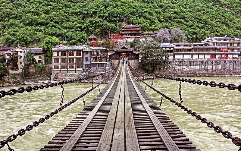 磨西古鎮(zhèn)、燕子溝、海螺溝、瀘定橋雙飛五日游